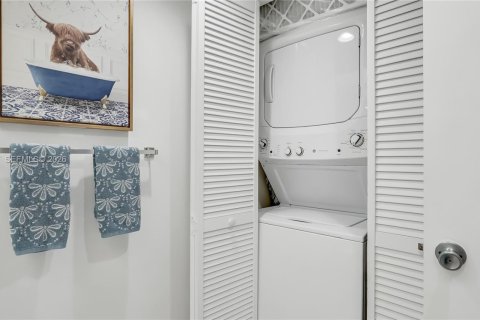 Condo in Pembroke Pines, Florida, 2 bedrooms  № 2064837 - photo 9