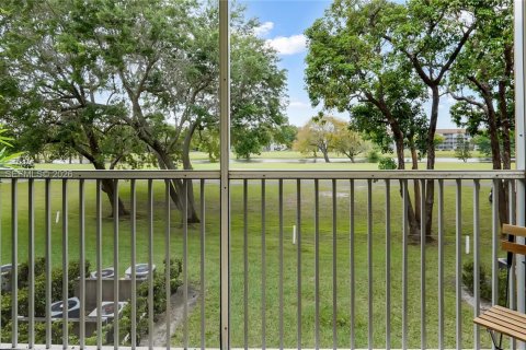 Condo in Pembroke Pines, Florida, 2 bedrooms  № 2064837 - photo 23