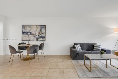 Condo in Pembroke Pines, Florida, 2 bedrooms  № 2064837 - photo 19