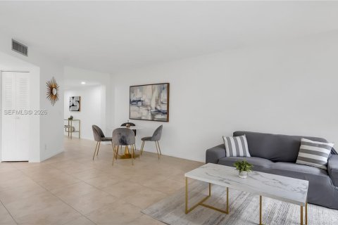 Condo in Pembroke Pines, Florida, 2 bedrooms  № 2064837 - photo 14