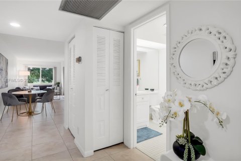 Condo in Pembroke Pines, Florida, 2 bedrooms  № 2064837 - photo 8
