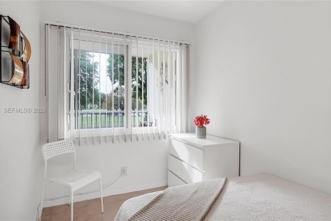 Condo in Pembroke Pines, Florida, 2 bedrooms  № 2064837 - photo 12