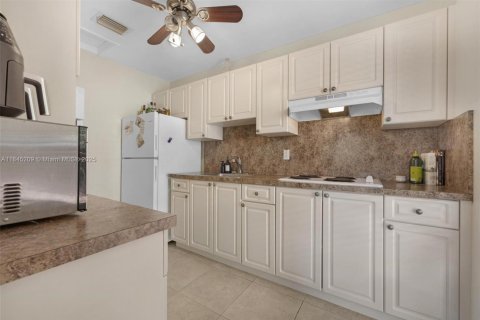 Commercial property in Wilton Manors, Florida 169.83 sq.m. № 1844035 - photo 8