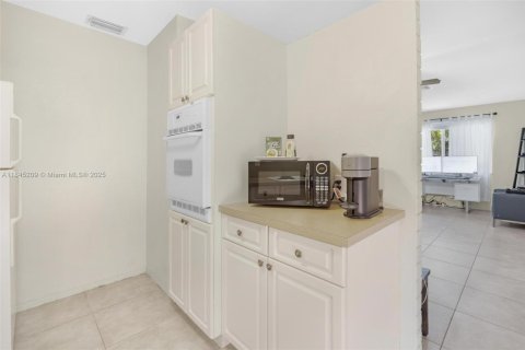 Commercial property in Wilton Manors, Florida 169.83 sq.m. № 1844035 - photo 30