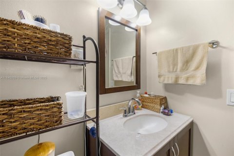 Commercial property in Wilton Manors, Florida 169.83 sq.m. № 1844035 - photo 18