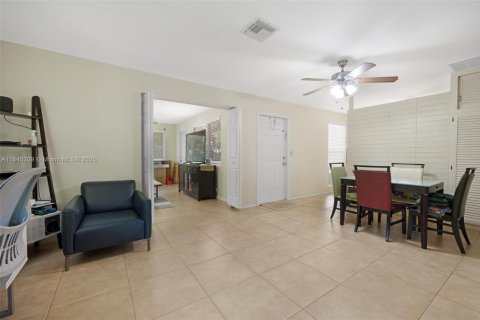 Commercial property in Wilton Manors, Florida 169.83 sq.m. № 1844035 - photo 26