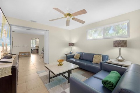 Commercial property in Wilton Manors, Florida 169.83 sq.m. № 1844035 - photo 24
