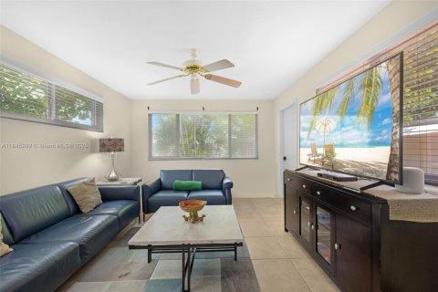 Commercial property in Wilton Manors, Florida 169.83 sq.m. № 1844035 - photo 25