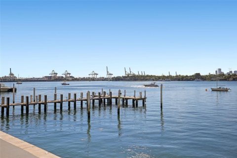 Condominio en venta en Miami Beach, Florida, 61.59 m2 № 1987737 - foto 2