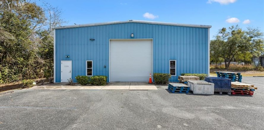 Commercial property in Leesburg, Florida 464.51 sq.m. № 2115353