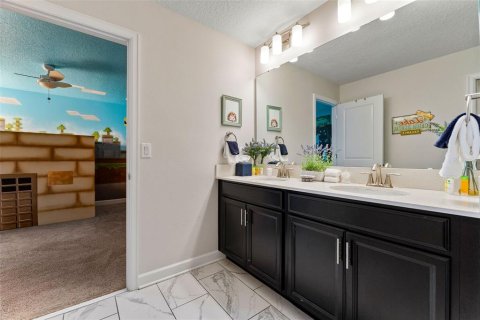 House in Davenport, Florida 8 bedrooms, 363.15 sq.m. № 2324382 - photo 25