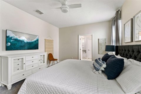 House in Davenport, Florida 8 bedrooms, 363.15 sq.m. № 2324382 - photo 4