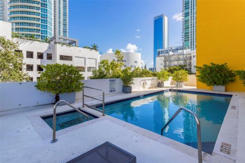 Condo in Miami, Florida, 1 bedroom  № 1988669 - photo 24