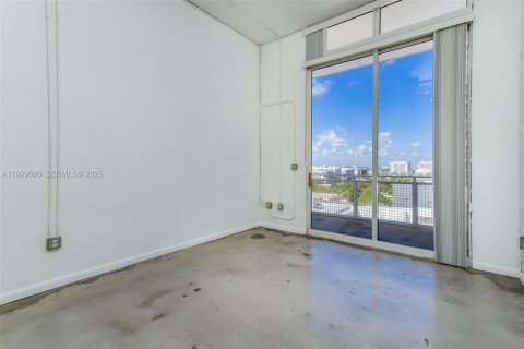 Condo in Miami, Florida, 1 bedroom  № 1988669 - photo 7