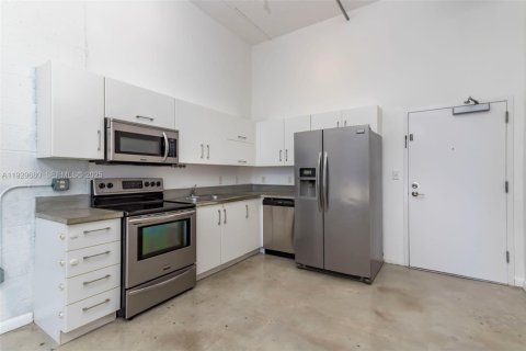 Condo in Miami, Florida, 1 bedroom  № 1988669 - photo 1