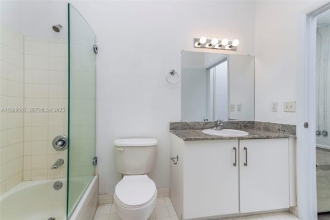 Condo in Miami, Florida, 1 bedroom  № 1988669 - photo 17