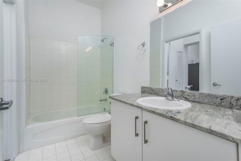 Condo in Miami, Florida, 1 bedroom  № 1988669 - photo 6