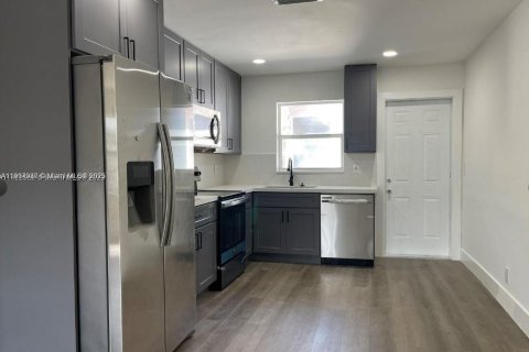 House in Fort Lauderdale, Florida 2 bedrooms, 198.07 sq.m. № 1970171 - photo 3