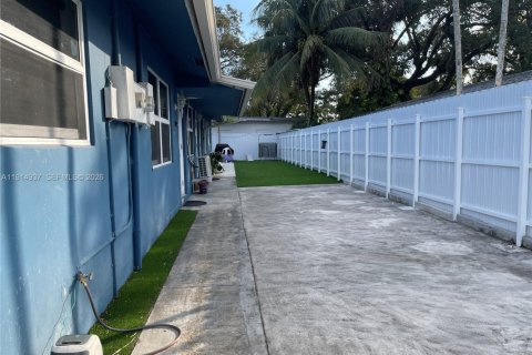 House in Fort Lauderdale, Florida 2 bedrooms, 198.07 sq.m. № 1970171 - photo 21
