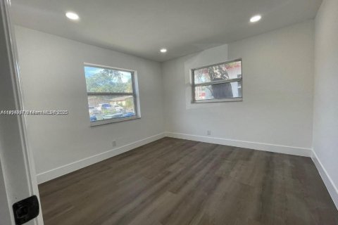 House in Fort Lauderdale, Florida 2 bedrooms, 198.07 sq.m. № 1970171 - photo 15