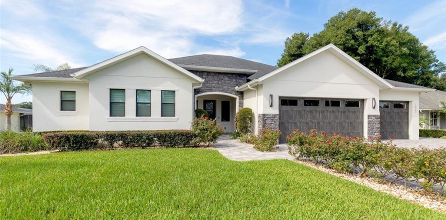 House in Clermont, Florida 3 bedrooms, 307.04 sq.m. № 2220653