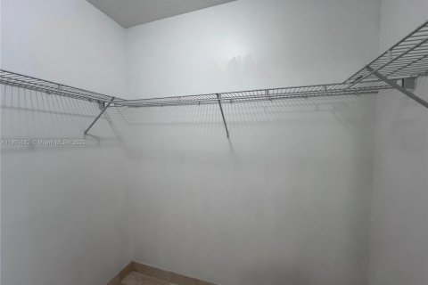 Снять в аренду кондоминиум в Майами, Флорида 1 спальня, 91.14м2, № 1956379 - фото 12