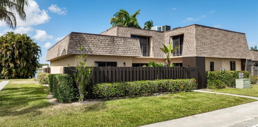 Townhouse in Palm Springs, Florida 3 bedrooms, 140.65 sq.m. № 1675915