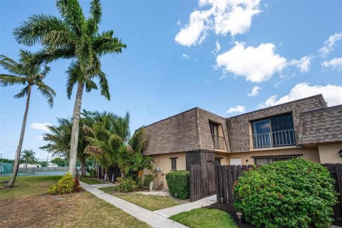 Townhouse in Palm Springs, Florida 3 bedrooms, 140.65 sq.m. № 1675915 - photo 20