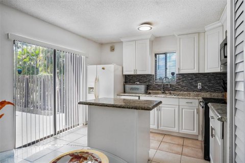 Townhouse in Palm Springs, Florida 3 bedrooms, 140.65 sq.m. № 1675915 - photo 10