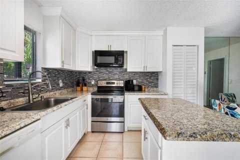 Townhouse in Palm Springs, Florida 3 bedrooms, 140.65 sq.m. № 1675915 - photo 12
