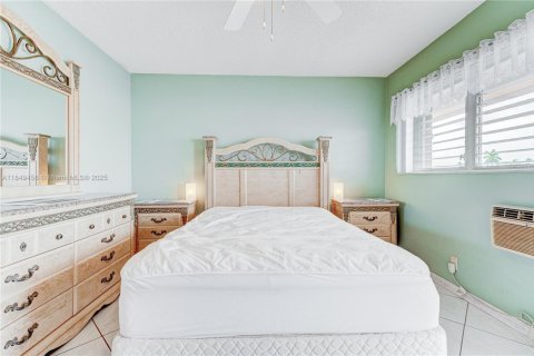 Condo in Hallandale Beach, Florida, 1 bedroom  № 1852095 - photo 17