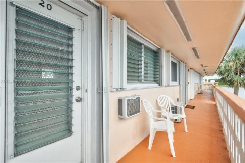 Condo in Hallandale Beach, Florida, 1 bedroom  № 1852095 - photo 21