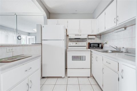 Condo in Hallandale Beach, Florida, 1 bedroom  № 1852095 - photo 8