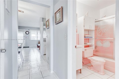Condo in Hallandale Beach, Florida, 1 bedroom  № 1852095 - photo 14