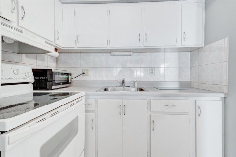 Condo in Hallandale Beach, Florida, 1 bedroom  № 1852095 - photo 11
