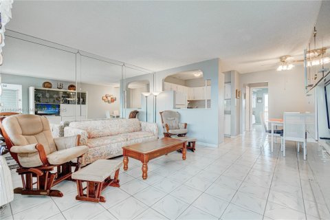Condo in Hallandale Beach, Florida, 1 bedroom  № 1852095 - photo 1