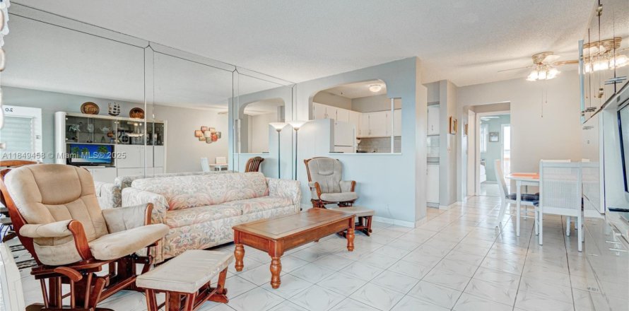 Condo in Hallandale Beach, Florida, 1 bedroom  № 1852095