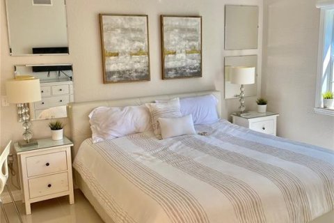 Снять в аренду кондоминиум в Фор-Корнерс, Флорида 2 комнаты, 162.95м2, № 1193016 - фото 14