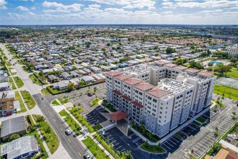 Condominio en alquiler en Sweetwater, Florida, 2 dormitorios, 88.44 m2 № 1979543 - foto 7