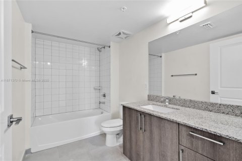 Condominio en alquiler en Sweetwater, Florida, 2 dormitorios, 88.44 m2 № 1979543 - foto 28