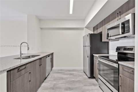 Condominio en alquiler en Sweetwater, Florida, 2 dormitorios, 88.44 m2 № 1979543 - foto 13