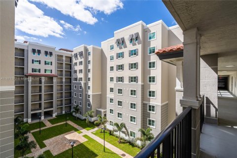 Condominio en alquiler en Sweetwater, Florida, 2 dormitorios, 88.44 m2 № 1979543 - foto 2