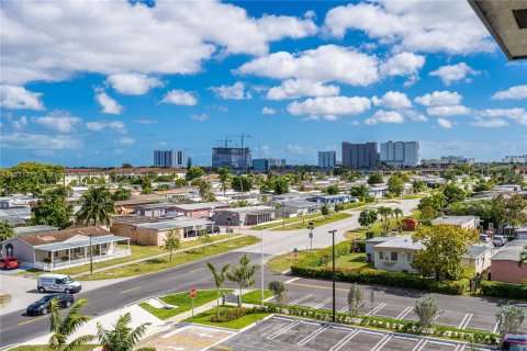 Condominio en alquiler en Sweetwater, Florida, 2 dormitorios, 88.44 m2 № 1979543 - foto 9