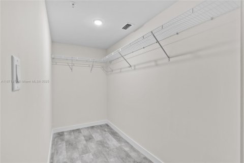 Condominio en alquiler en Sweetwater, Florida, 2 dormitorios, 88.44 m2 № 1979543 - foto 18