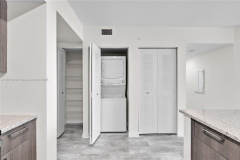 Condominio en alquiler en Sweetwater, Florida, 2 dormitorios, 88.44 m2 № 1979543 - foto 17