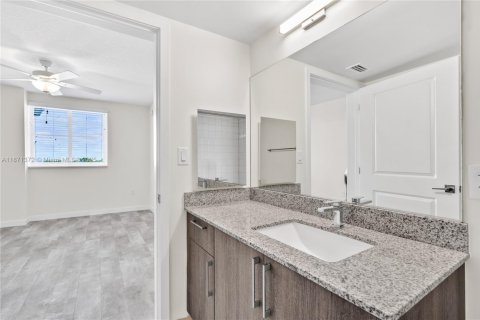 Condominio en alquiler en Sweetwater, Florida, 2 dormitorios, 88.44 m2 № 1979543 - foto 23