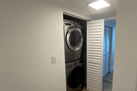 Condominio en venta en Sunny Isles Beach, Florida, 2 dormitorios, 150.78 m2 № 1983793 - foto 11