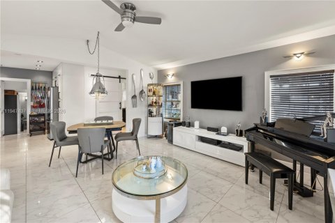 House in Hallandale Beach, Florida 2 bedrooms, 78.41 sq.m. № 2003383 - photo 8