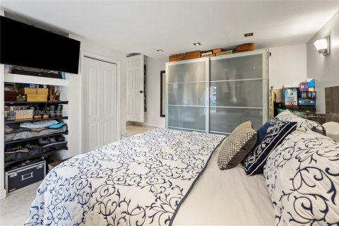 House in Hallandale Beach, Florida 2 bedrooms, 78.41 sq.m. № 2003383 - photo 13