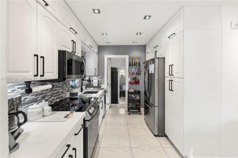 House in Hallandale Beach, Florida 2 bedrooms, 78.41 sq.m. № 2003383 - photo 11